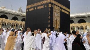 Cara Mengatur Keuangan agar Bisa Umrah di Usia Muda